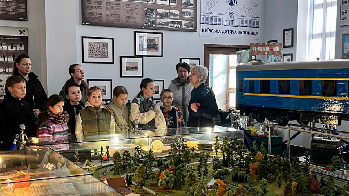 Партнерство на рейках: плакати «Голосів дітей» уперше в потягах «Укрзалізниці» — Фото  2