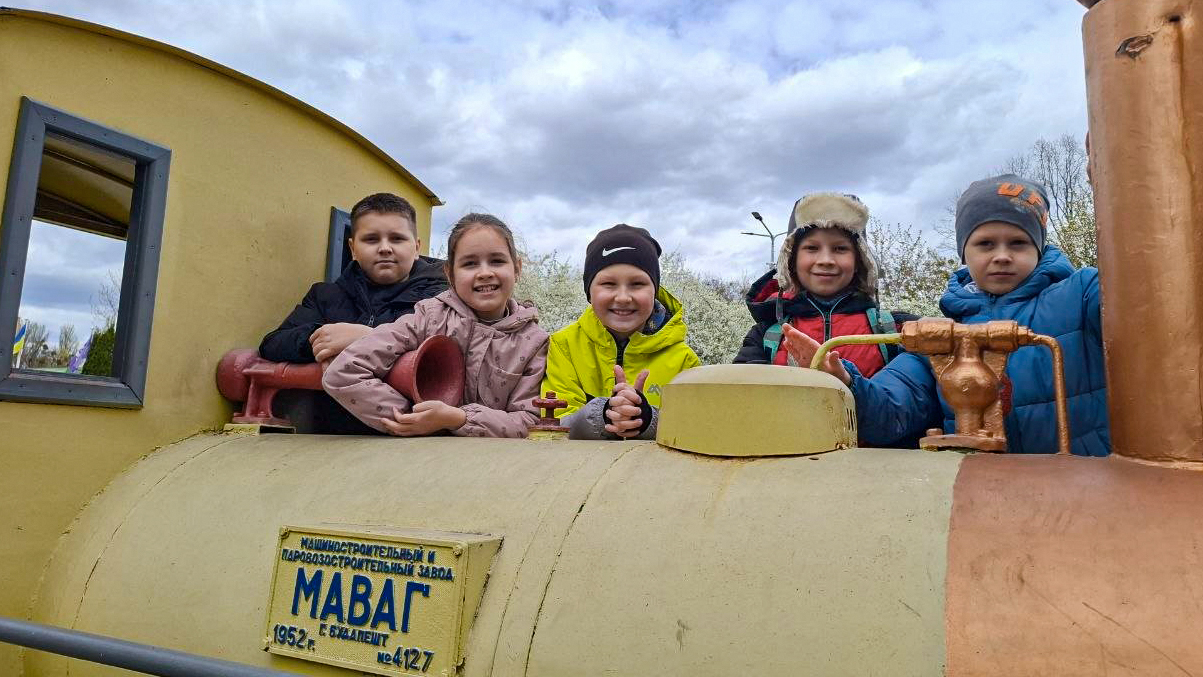 Партнерство на рейках: плакати «Голосів дітей» уперше в потягах «Укрзалізниці» — Фото  3