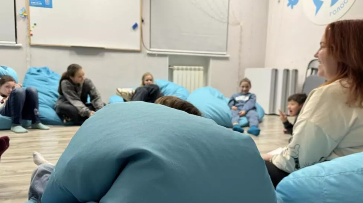En Ukraine, soigner les blessures invisibles de la guerre chez les enfants (FR)